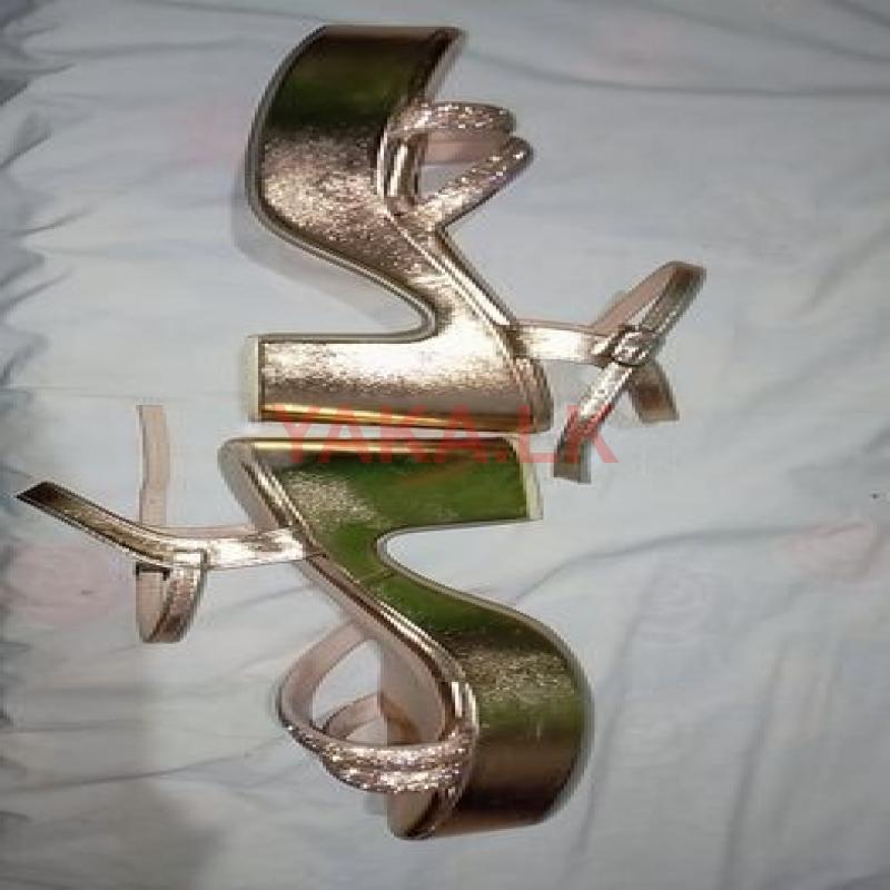Ladies high heel shoe