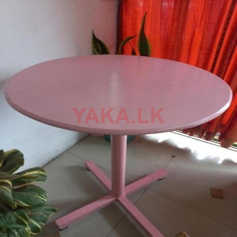 කුඩා රවුම් මේස 3 ක්