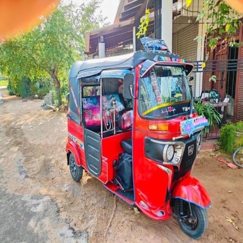 Bajaj RE 2015