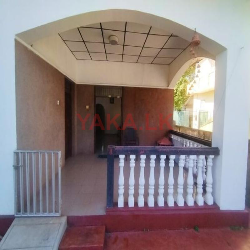 හික්කඩුව සංචාරක පුරවරයේ වටිනා ඉඩම සමග නිවස විකිණීමට ඇත.