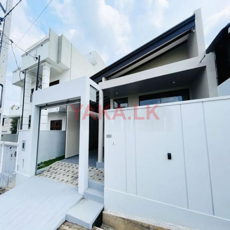 Modern Architectural House – Polgasowita