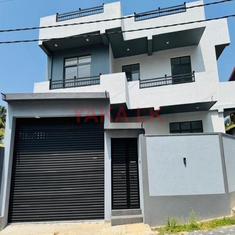 ගඩොලින් තැනූ අතිනවීන දෙමහල් අලුත්ම නිවසක් විකිණීමට - PILIYANDALA .