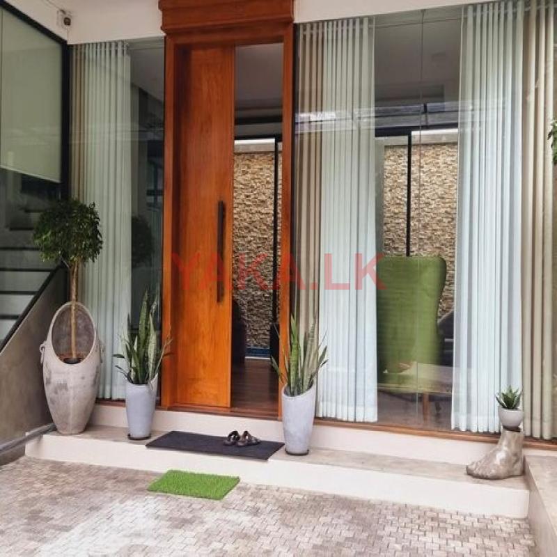 Luxury House with Pool Facing Kahanthota Road Malabe