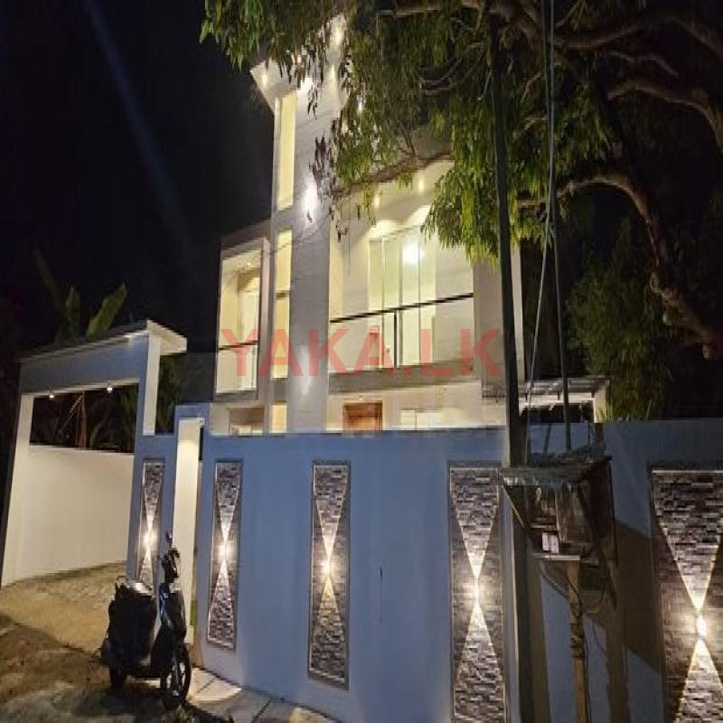 පදින්චි නොවු අලුත්ම දෙමහල් නිවස පිලියන්දල නගරයේ