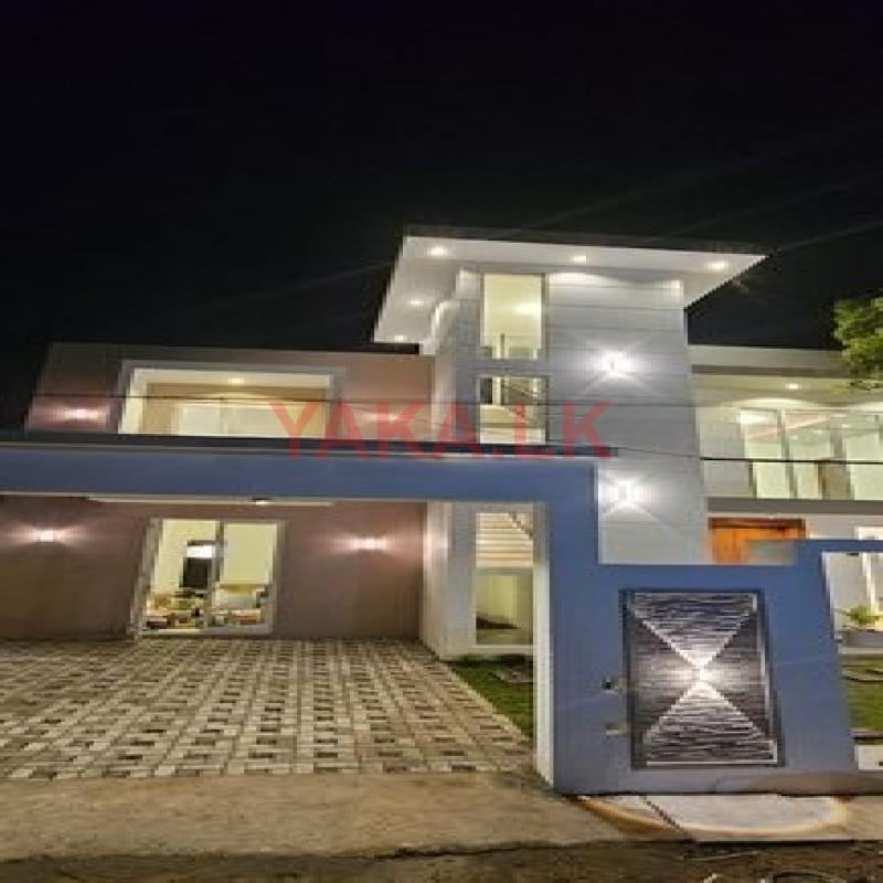 පදින්චි නොවු අලුත්ම දෙමහල් නිවස පිලියන්දල නගරයේ
